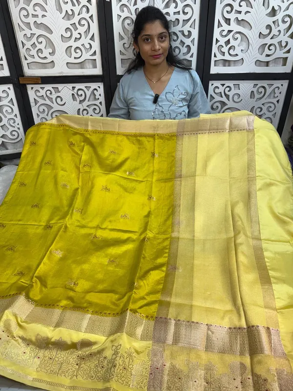 Exclusive_Premium_Banarasi_semi_kataan_silk_Saree_with_gold_zari_buta_weaving_&_contrast_Border_Pallu