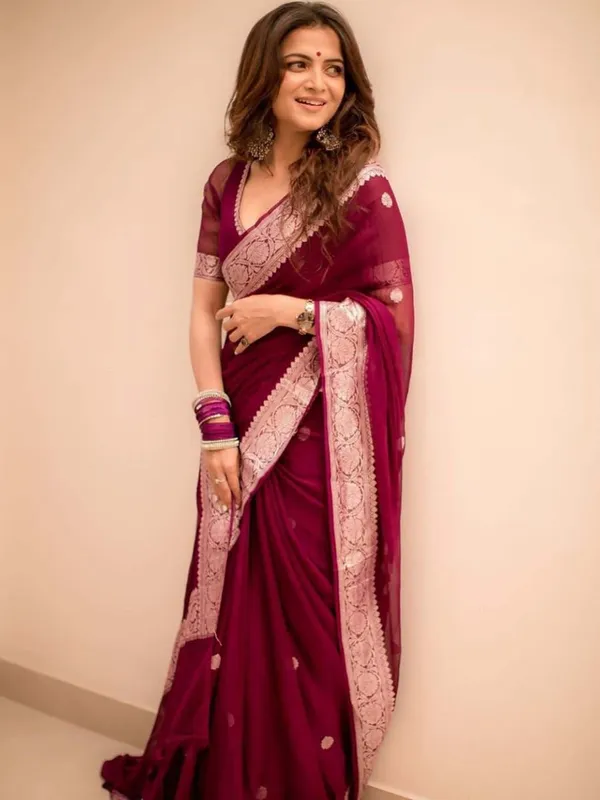 Pure_khaddi_Chiffon_Handloom_Fully_Kadhua__Silver_Zari_Buti_Banarasi_Saree..