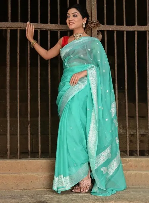 Pure_khaddi_Chiffon_Handloom_Fully_Kadhua__Silver_Zari_Buti_Banarasi_Saree..