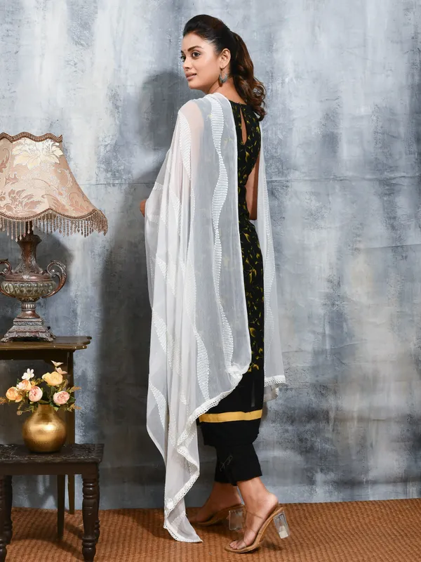 White_colour_Chiffon_Dupatta_for_Women