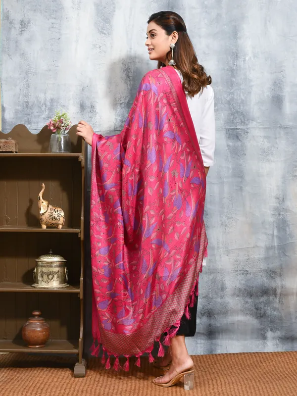 Pink_colour_Silk_Blend_Dupatta_for_Women