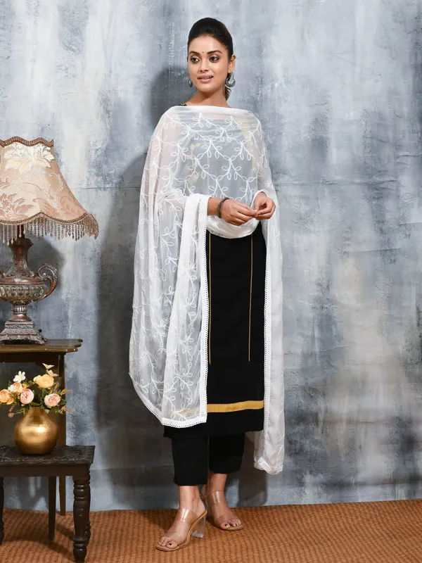 White_colour_Chiffon_Dupatta_for_Women