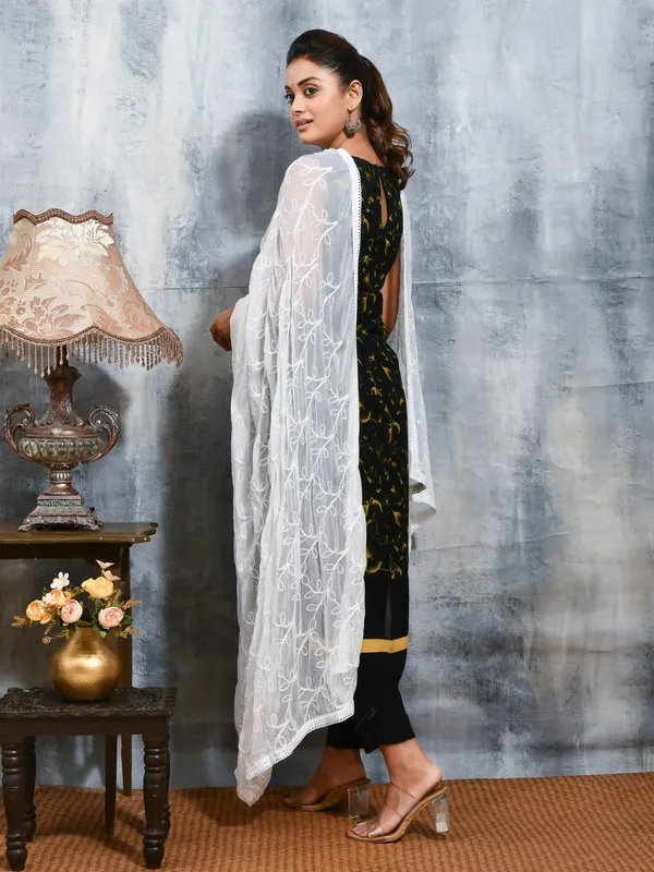 White_colour_Chiffon_Dupatta_for_Women