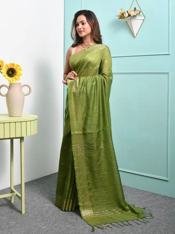 Green_Silk_Blend_Embroidered_Sarees_For_Women