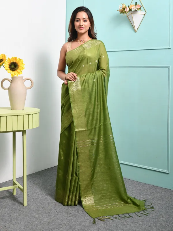 Green_Silk_Blend_Embroidered_Sarees_For_Women
