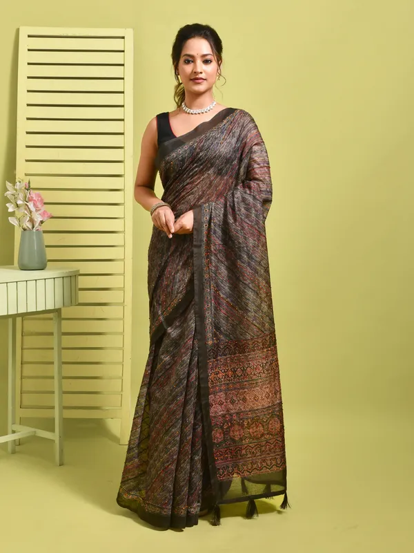 Green_Silk_Blend_Embroidered_Sarees_For_Women