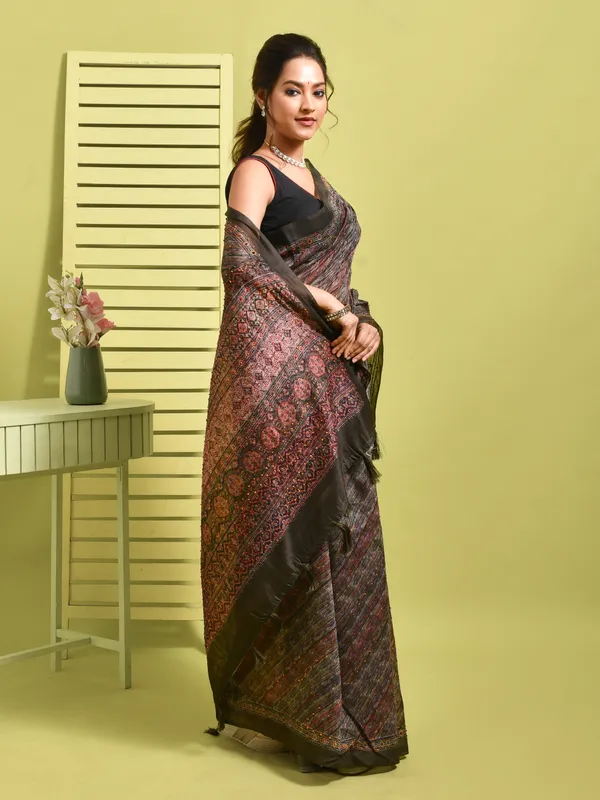 Green_Silk_Blend_Embroidered_Sarees_For_Women