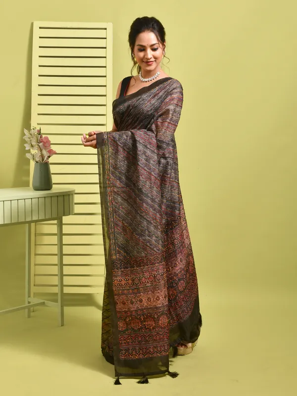Green_Silk_Blend_Embroidered_Sarees_For_Women
