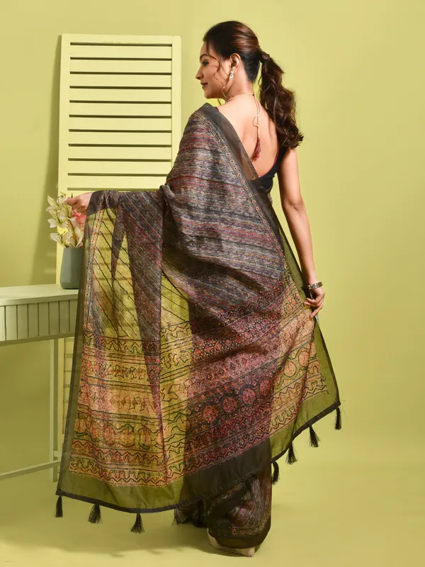 Green_Silk_Blend_Embroidered_Sarees_For_Women