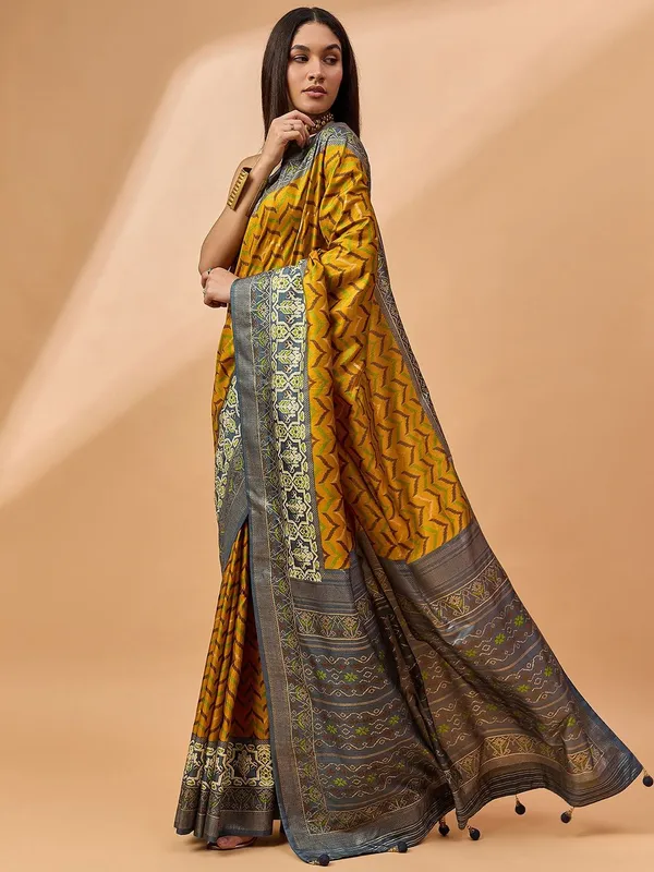 Yellow_colour_Silk_Blend_Saree_for_Women