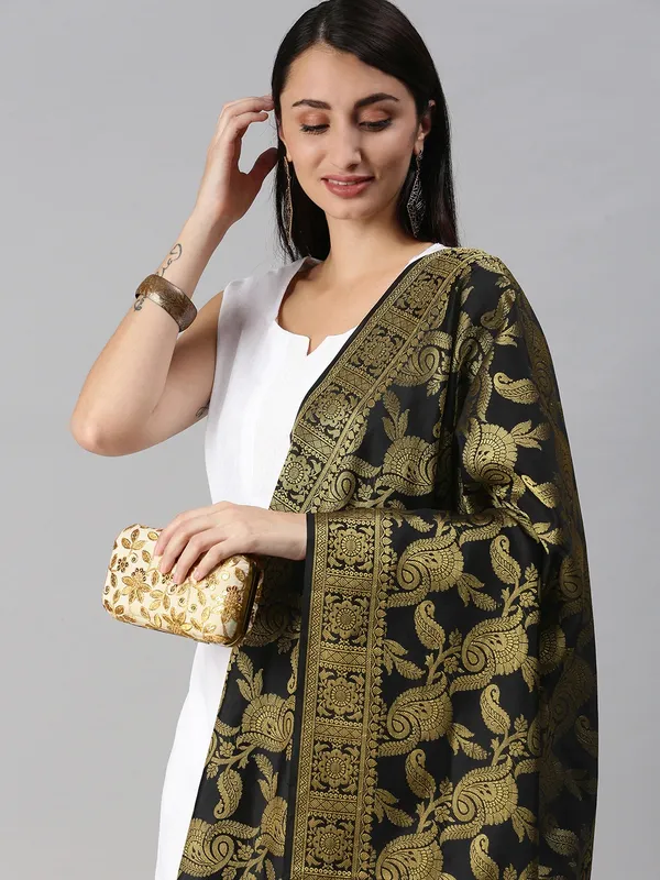 Black_colour_Silk_Blend_Dupatta_for_Women
