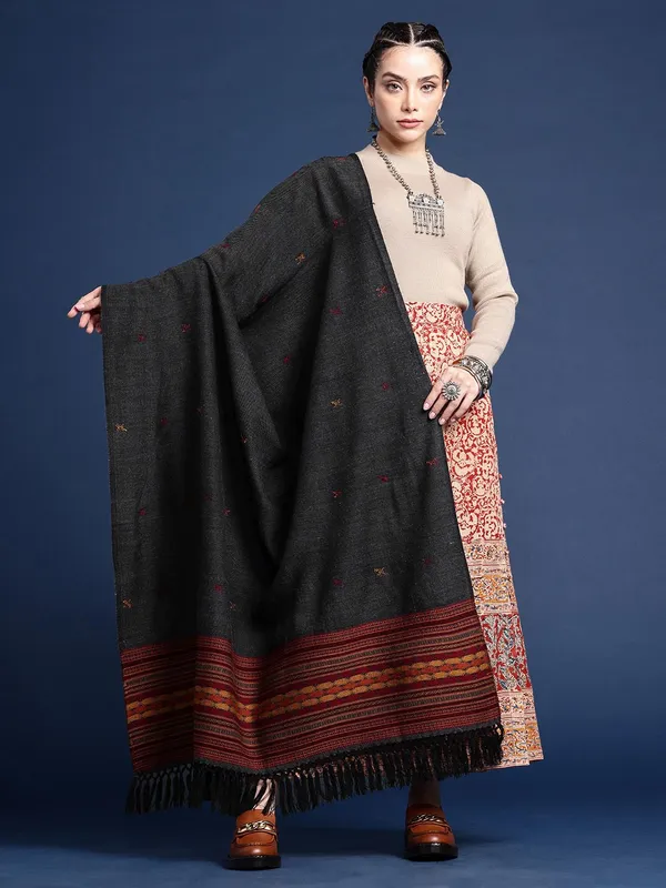 Black_colour_Wool_Shawl_for_Women