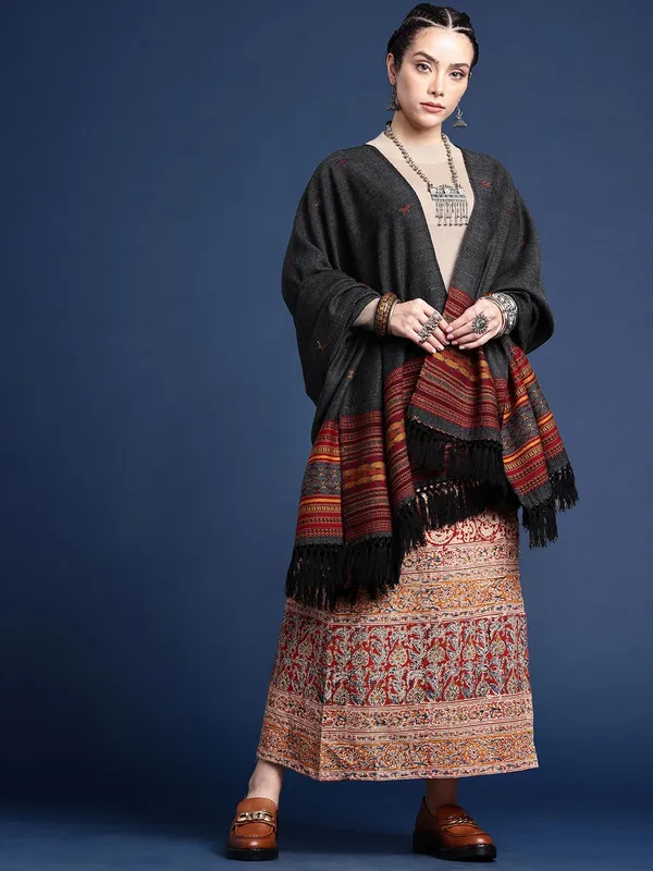 Black_colour_Wool_Shawl_for_Women