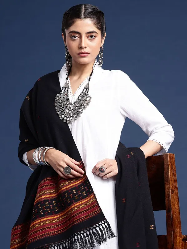 Black_colour_Wool_Shawl_for_Women