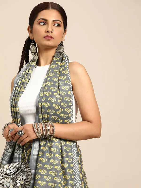 Grey_colour_Pure_Cotton_Saree_for_Women
