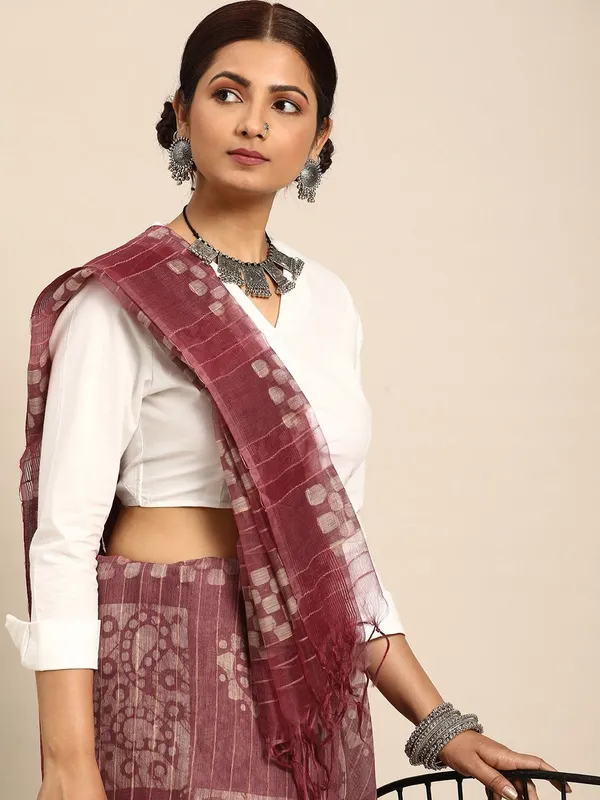 Maroon_colour_Silk_Blend_Saree_for_Women