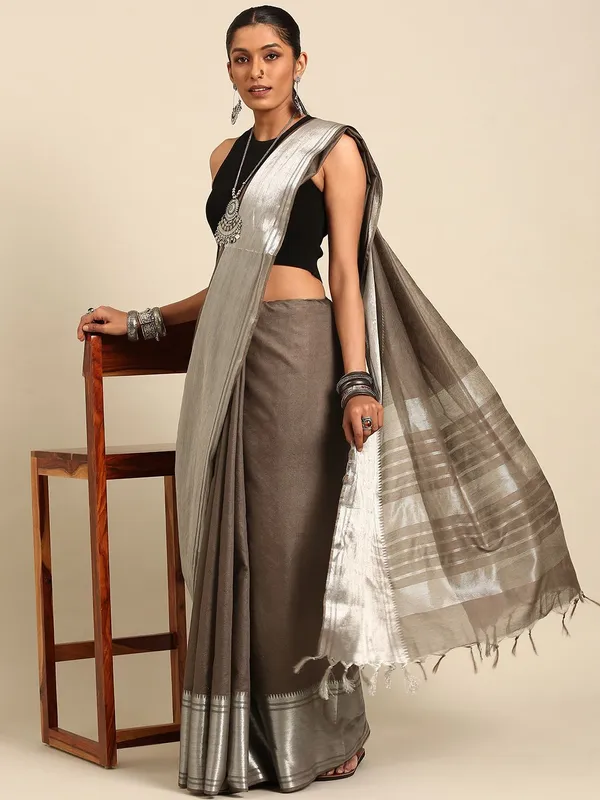 Brown_colour_Silk_Blend_Saree_for_Women
