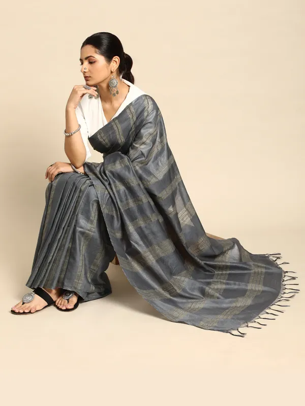 Grey_colour_Silk_Blend_Saree_for_Women