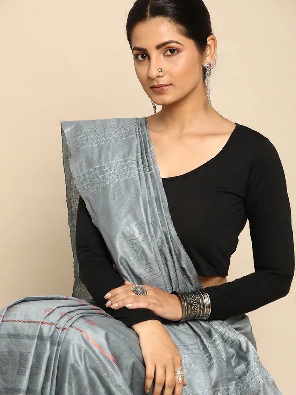 Grey_colour_Silk_Blend_Saree_for_Women