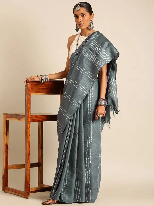 Grey_colour_Silk_Blend_Saree_for_Women