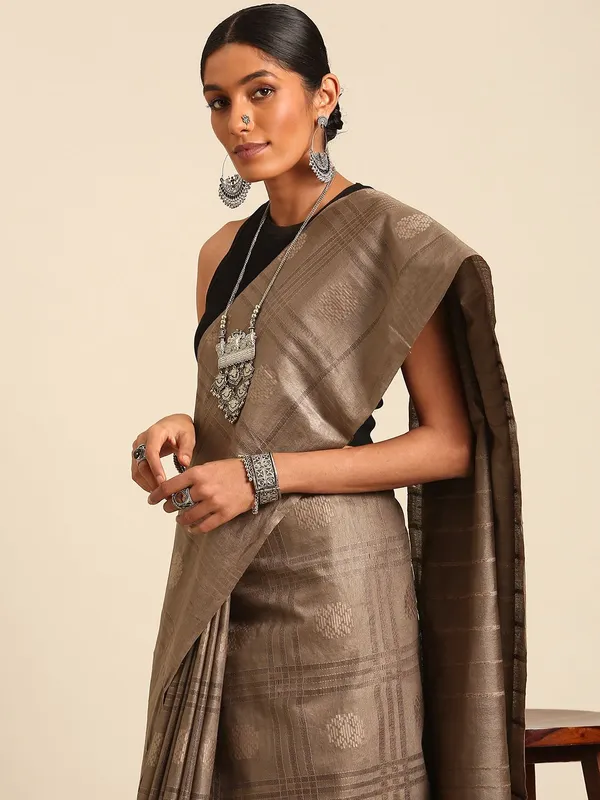Brown_colour_Silk_Blend_Saree_for_Women