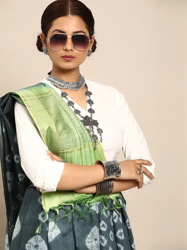Grey_colour_Pure_Silk_Saree_for_Women