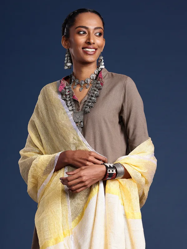 Gold_colour_Silk_Blend_Dupatta_for_Women