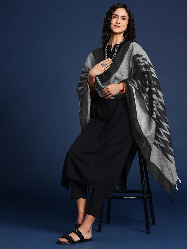 Black_Silk_Blend_Dupatta_For_Women