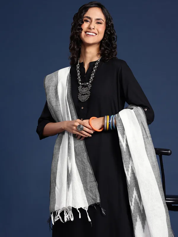 White_colour_Silk_Blend_Dupatta_for_Women
