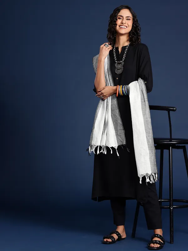 White_colour_Silk_Blend_Dupatta_for_Women