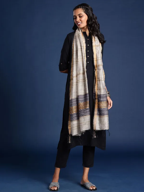 Grey_colour_Silk_Blend_Dupatta_for_Women