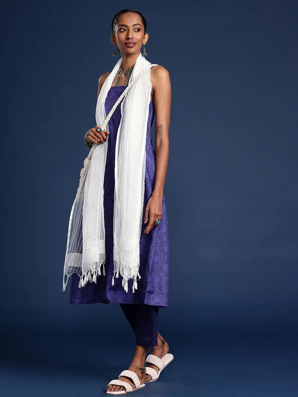 White_colour_Silk_Blend_Dupatta_for_Women