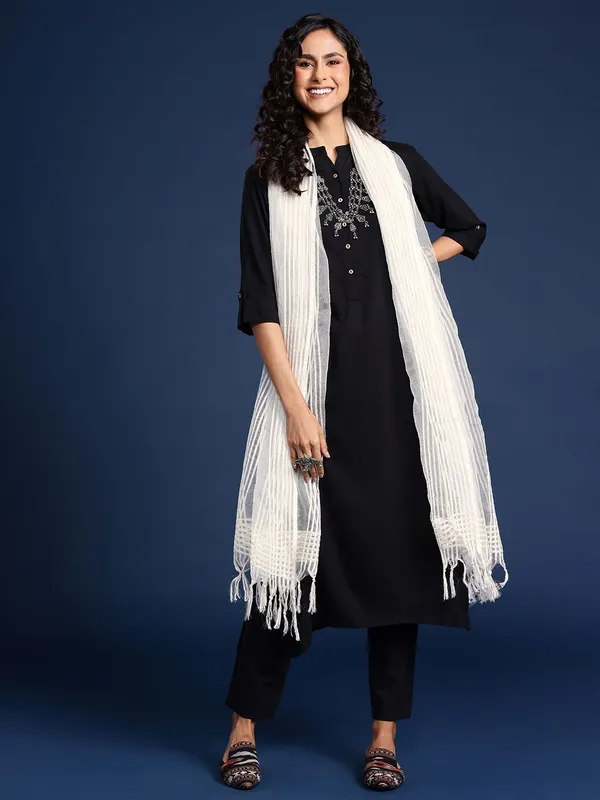 White_colour_Silk_Blend_Dupatta_for_Women