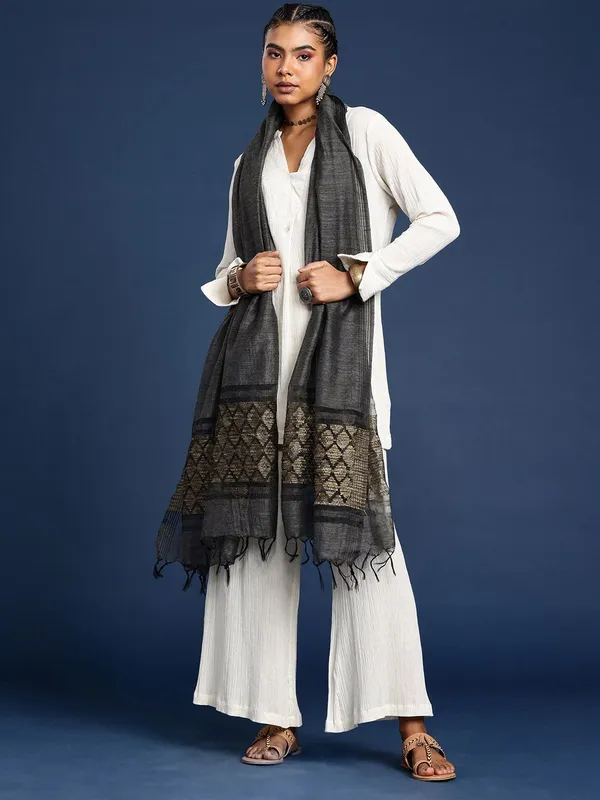 Black_colour_Silk_Blend_Dupatta_for_Women