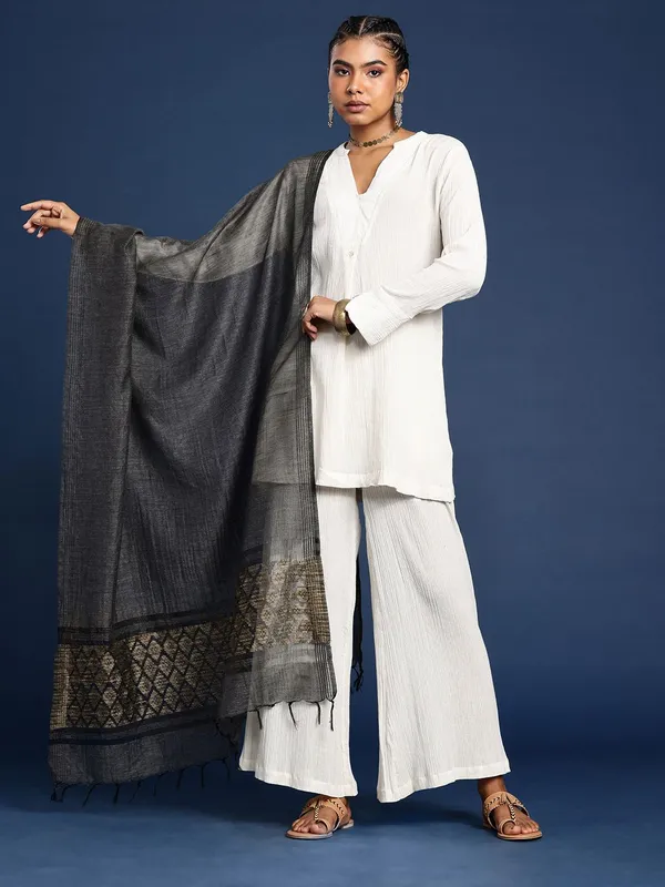 Black_colour_Silk_Blend_Dupatta_for_Women