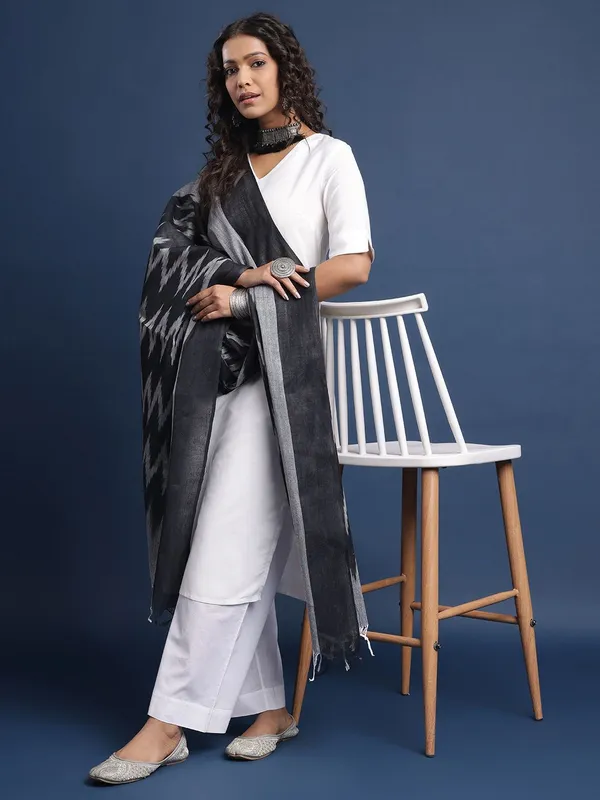 Black_Silk_Blend_Dupatta_For_Women