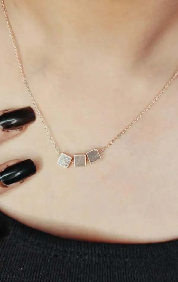 Golden_Minimalist_Square_Charm_Necklace_For_Women