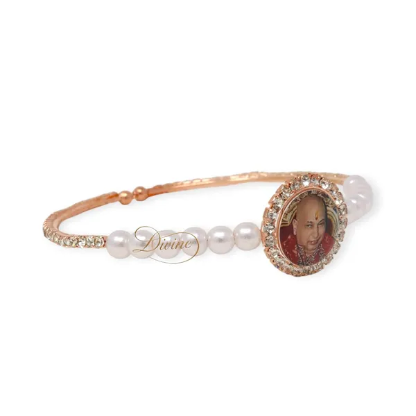 DIVINE_GURU_JI_White_Pearl_Kada_Bracelet_with_Guruji_Swaroop_|_Spiritual_Handmade_Bracelet_for_Men_&_Women_|_Divine_for_Meditation,_Pooja,_Satsang_&_Devotional_Gift