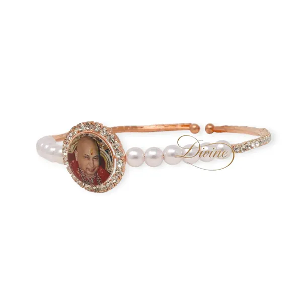 DIVINE_GURU_JI_White_Pearl_Kada_Bracelet_with_Guruji_Swaroop_|_Spiritual_Handmade_Bracelet_for_Men_&_Women_|_Divine_for_Meditation,_Pooja,_Satsang_&_Devotional_Gift