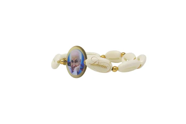 DIVINE_GURU_JI_Jai_Guru_Ji_Bracelet_with_Natural_Cowrie_Shells_&_Golden_Beads_|_Spiritual_Divine_Wristband_with_Guru_Ji_Photo_|_Unisex_Devotional_Gift_for_Faith_&_Meditation