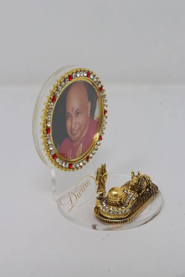 Divine_GURU_JI_Guru_Ji_Swaroop_Car_Dashboard_Idol_|_Gold-Plated_Guru_Ji_Photo_Frame_with_Crystal_Accents_&_White_Base_Stand_|_Spiritual_Showpiece_for_Car,_Home_&_Office