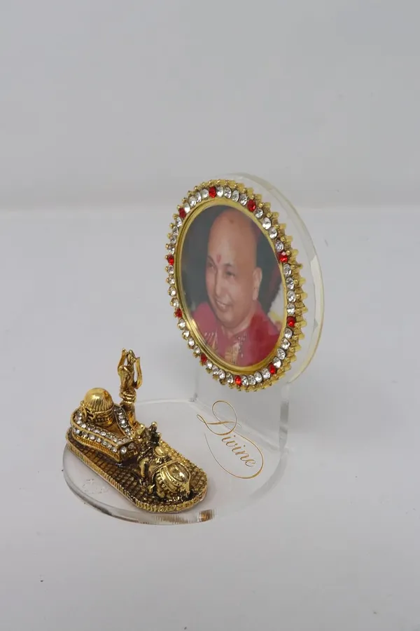 Divine_GURU_JI_Guru_Ji_Swaroop_Car_Dashboard_Idol_|_Gold-Plated_Guru_Ji_Photo_Frame_with_Crystal_Accents_&_White_Base_Stand_|_Spiritual_Showpiece_for_Car,_Home_&_Office