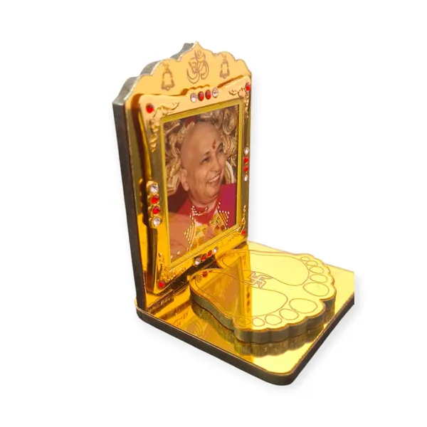 Divine_GURU_JI_Guru_Ji_Swaroop_with_Charan_Paduka_for_Car_Dashboard_|_Golden_Finish_Devotional_Frame_for_Home,_Office_&_Gifting