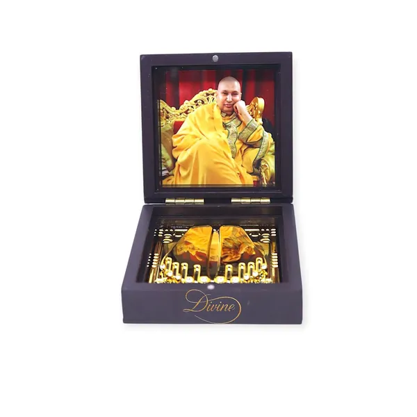 DIVINE_GURU_JI_guruji_Swaroop_Wooden_Box_with_Charan_Paduka_|_Folding_Pooja_Box_for_Home,_Mandir,_Car_Dashboard_&_Spiritual_Gifting_(Small)