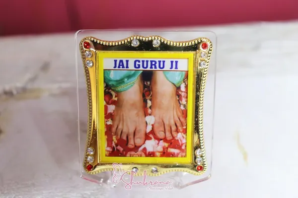 Shukrana_Blessings_Jai_Guru_Ji_Charan_Swaroop_Car_Dashboard_Frame_|_Gold-Plated_with_Crystal_Embellishments_|_Spiritual_Idol_for_Car,_Home_&_Office