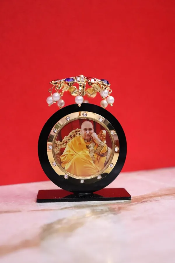 Shukrana_Blessings_Guruji_Photo_Swaroop_|_Guruji_Swaroop_Idol_Photo_Frame_for_Car_Dashboard_|_Spiritual_Dashboard_Frame_(Car-Dashboard-2)