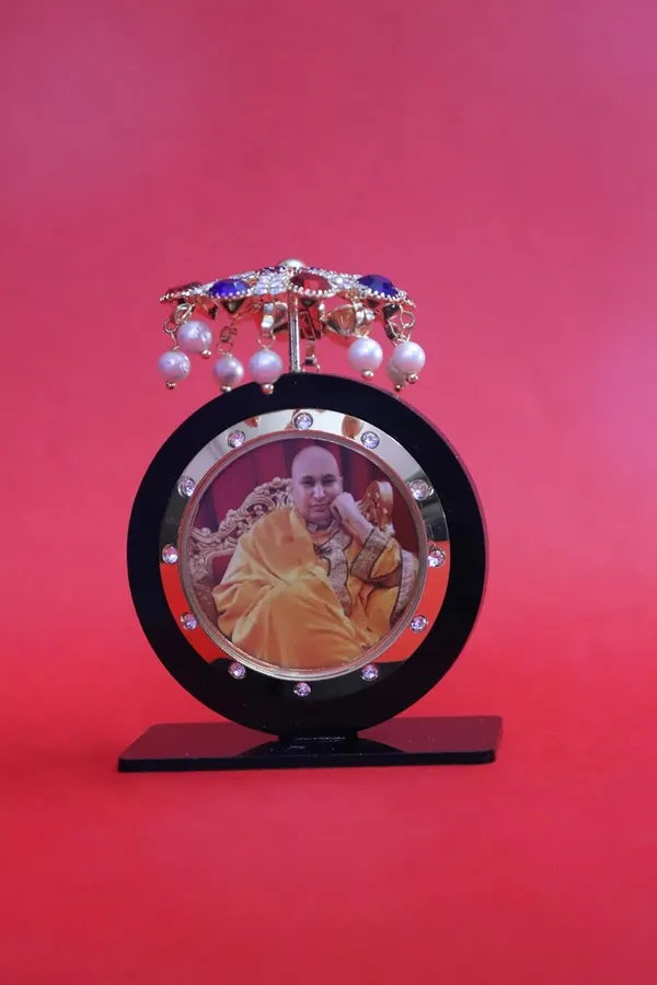Shukrana_Blessings_Guruji_Photo_Swaroop_|_Guruji_Swaroop_Idol_Photo_Frame_for_Car_Dashboard_|_Spiritual_Dashboard_Frame_(Car-Dashboard-2)