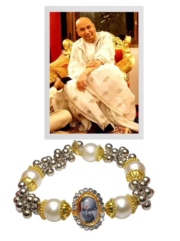 Shukrana_Blessings_Guruji_Bracelets_|_Guru_Ji_Bracelet_|_Guruji_Swaroop_Bracelets_with_Photo_Charm,_Silver_and_White_Glass_Beads,_Gold_Accents_(Grey,_One_piece)