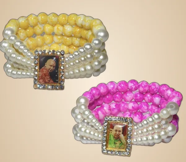 white_Pearl_Bracelet_hand