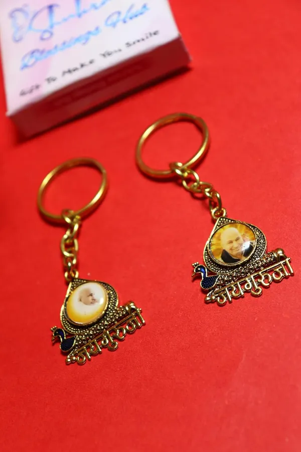 Shukran_Blessings_Guruji_Blessings_Swaroop_Keychain_|_Custom_Photo_Keyring_with_Single-Sided_Oval_Design_&_Metal_Ring,(Pack_of_2)_(Oval-Photo-Keychain-2)